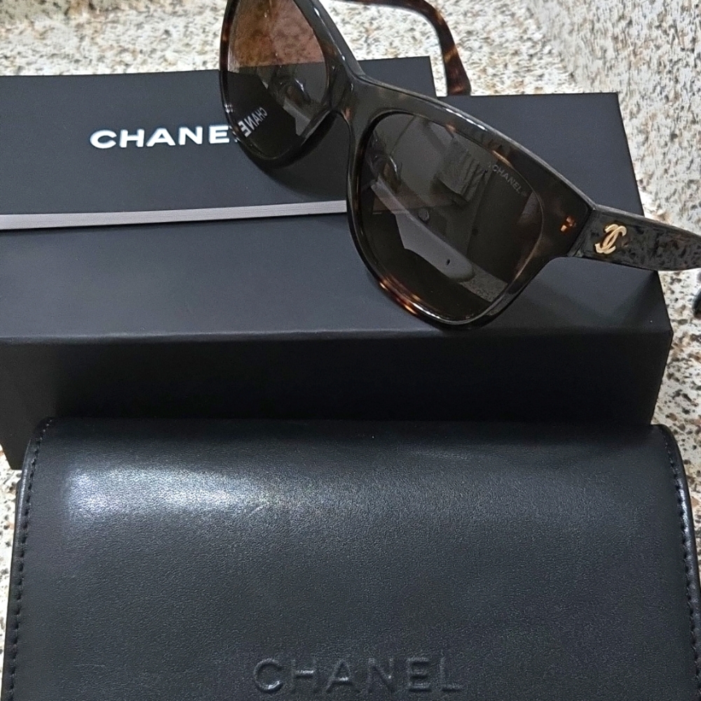 CHANEL Interlocking CC Logo Wayfarer Sunglass-Authentic - Picture 4 of 10
